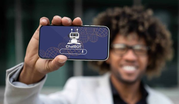 Quels sont les avantages de l'utilisation des chatbots pour le service client dans l'industrie hôtelière?