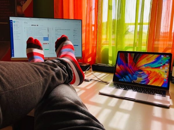 Quelles spécifications rechercher dans un écran pour une station de trading multi-écrans?