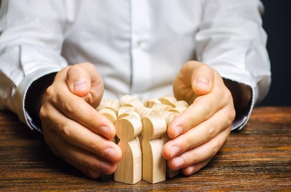 Quel type de protection contre les surtensions est nécessaire pour un équipement informatique coûteux?